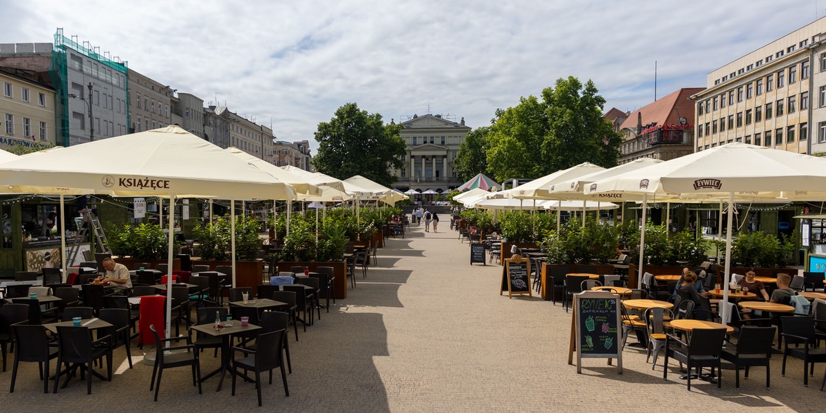 Restauratorzy ze Starego Rynku przenieśli ogródki na plac Wolności. Na Starym Rynku trwa remont.