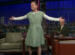 Serialowy twardziel chodzi w sukience