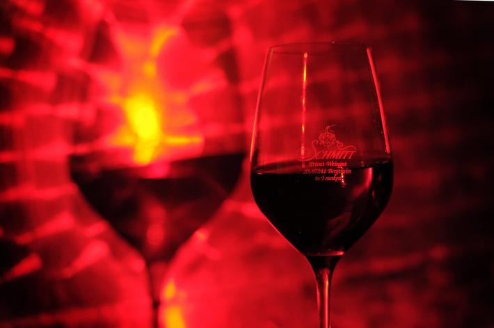 Wino czerwone podajemy w temperaturze pokojowe