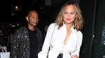 Chrissy Teigen świeci dekoltem na spacerze