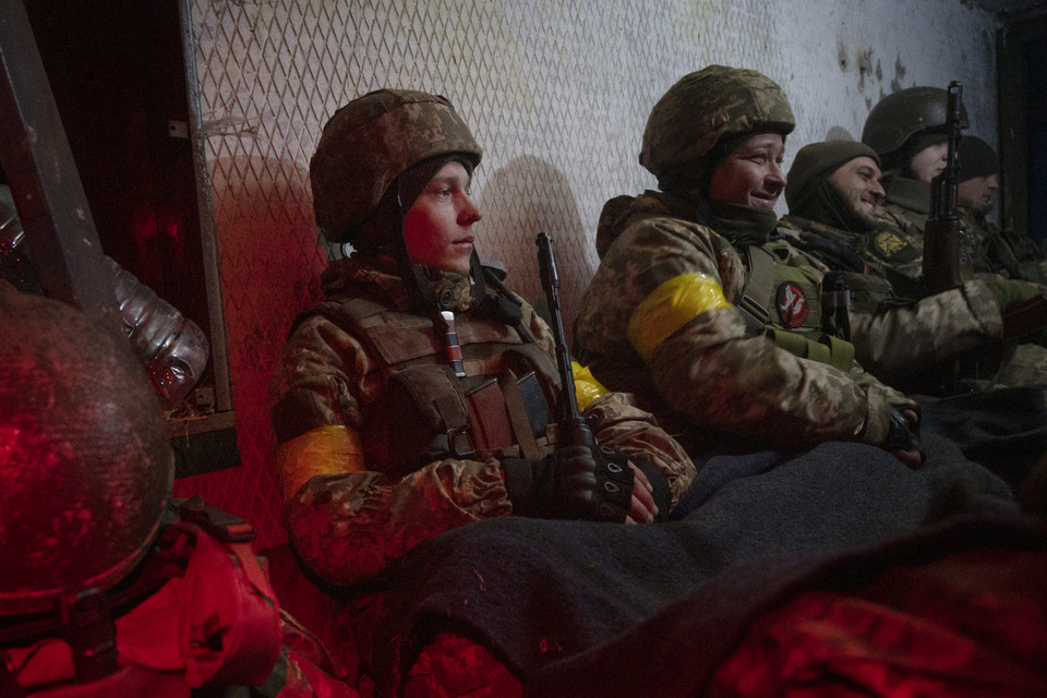 Ukraińscy wojskowi ukryci na pozycjach bojowych w bazie lotniczej. Wasylków, obwód kijowski, luty 2022