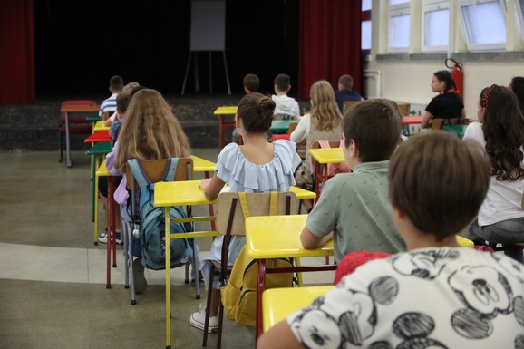 OGLASILO SE MINISTARSTVO PROSVETE Preporučuje školama da ne ocenjuju đake od 4. do 8. maja: Pozivaju na POŠTOVANJE i HUMANOST
