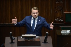 Minister Ozdoba o "prorosyjskim" rządzie Tuska. Chwali "Reset" Rachonia i Cenckiewicza