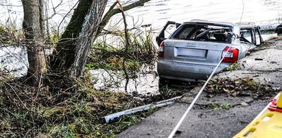 Samochód wpadł do rozlewiska! Nie żyje 5 nastolatków