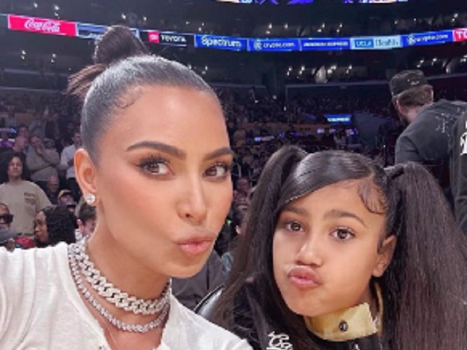 Kim Kardašijan na udaru nikad oštrijih kritika zbog načina odevanja njene ćerke Nort Vest (12)
