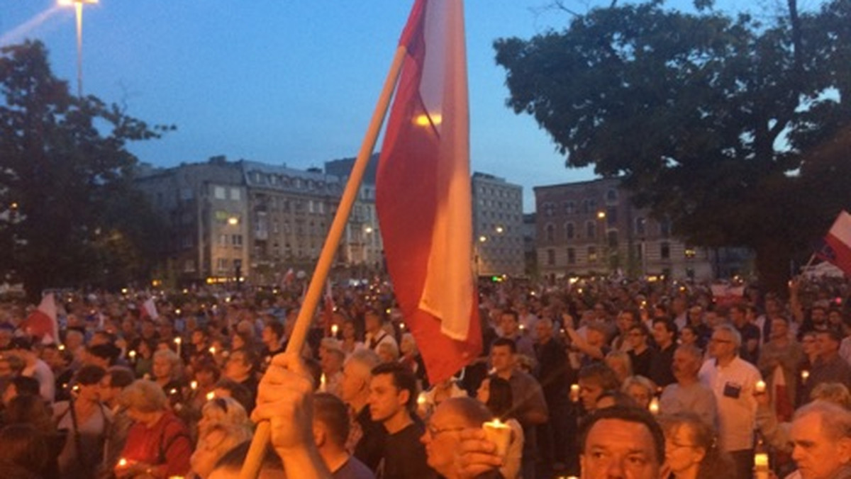 Jako zamach stanu ocenili zebrani przed łódzkim Sądem Okręgowym przyjętą wczoraj, głosami PiS-u nowelizację ustawy o Sądzie Najwyższym. Około 3 tys. osób skandowało "chcemy weta" i "wolne sądy".