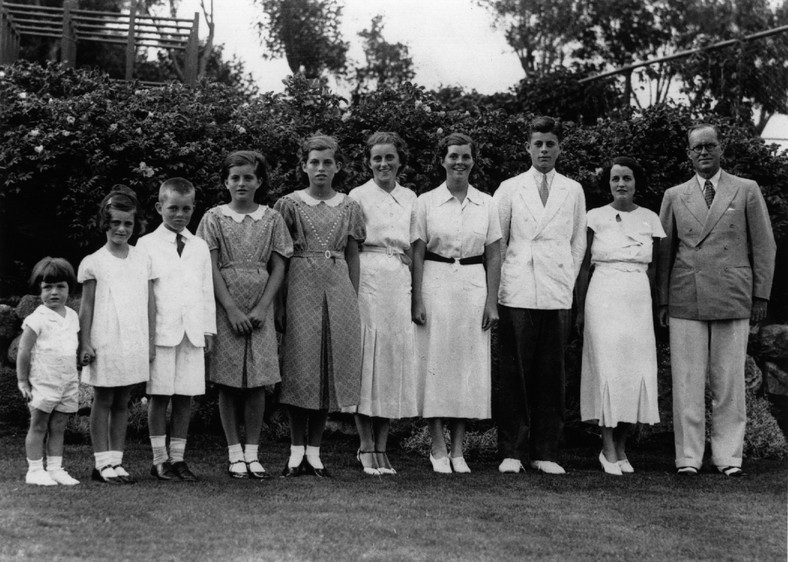 Rodzina Kennedych, od lewej:  Edward, Jeanne, Robert, Patricia, Eunice, Kathleen, Rosemary i   John z rodzicami 