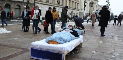 Jakub leży w łóżku pod gołym niebem w centrum Warszawy. Co słyszy od przechodniów?