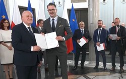 Uroczystość wręczenia nowym posłom zaświadczeń o wyborze. Mejza wybuczany