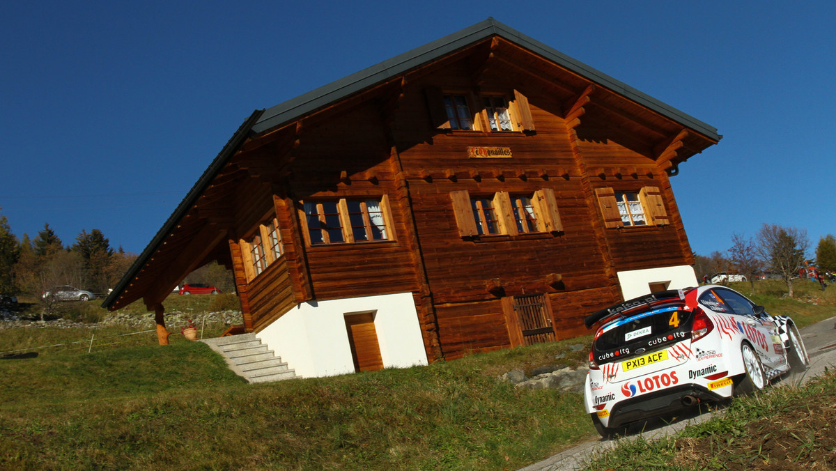 Kajetan Kajetanowicz z Jarkiem Baranem zajmują drugie miejsce po 11 odcinkach specjalnych Rallye Du Valais, przedostatniej odsłony tegorocznych rajdowych mistrzostw Europy (ERC). Polska załoga, jadąca Fordem Fiesta R5, awansowała z siódmej pozycji, zajmowanej po czwartkowych odcinkach specjalnych.