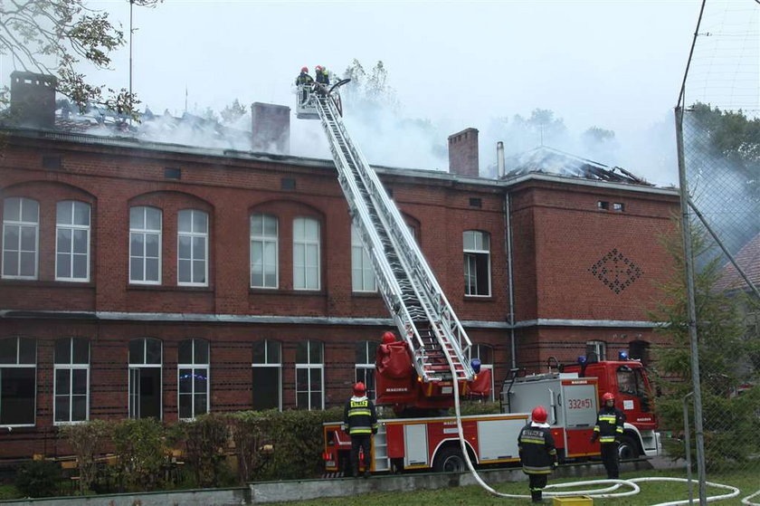Z powodu pożaru ze szkoły w Sianowie koło Koszalina ewakułowano 325 osób. Z pożarem walczy 13 jednostek straży pożarnej