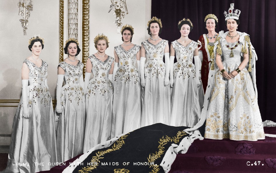 Erzsébet királynő az udvarhölgyeivel 1953-ban