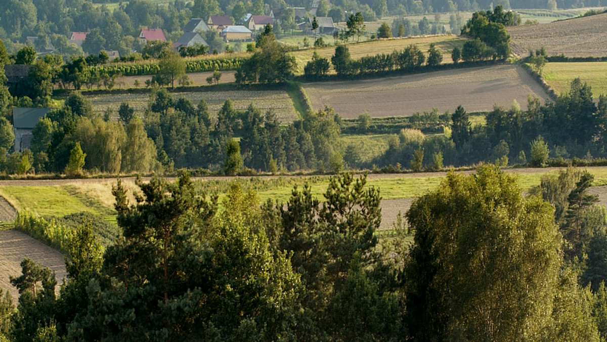 W dobie internetu, w czasach, gdy każdy skrawek Ziemi został już odwiedzony, opisany i umieszczony na Google Maps, są jeszcze miejsca czekające na odkrycie. Jednym z nich jest Pogórze Ciężkowickie. Konia z rzędem temu, kto o nim słyszał. A na Pogórzu koń naprawdę się przyda.