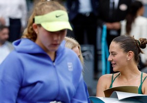 Ukrajinka Marta Kostjuk (desno) pobedila je rusku teniserku Miru Andreevu (levo) prošlog meseca u finalu Madrid opena | Foto: Getty Images