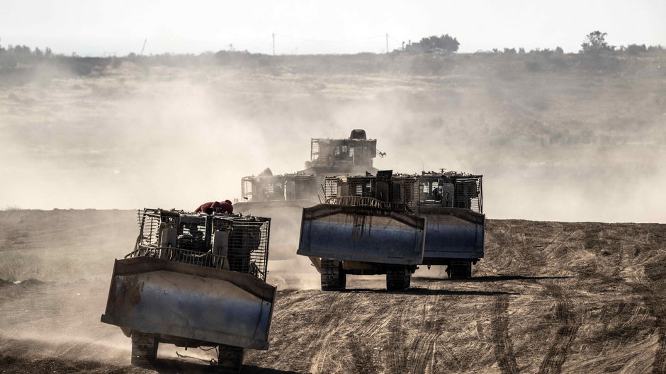 Maszyny wojskowe należące do armii izraelskiej wycofują się z centralnej Strefy Gazy, 17 kwietnia 2024 r.