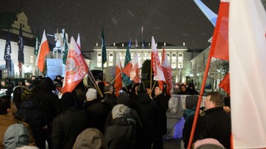 Narodowcy przed Pałacem Prezydenckim. "Zdejmij jarmułkę, podpisz ustawę"