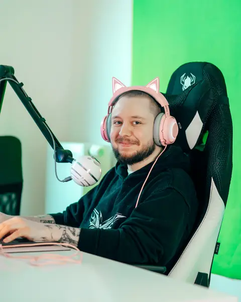 Przemek w domowym studio do streamów 