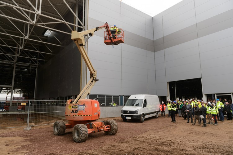 Volkswagen szacuje, że rocznie w nowej fabryce produkowanych będzie 100 tys. samochodów. Pierwsze egzemplarze Volkswagena Crafter zjadą z taśmy produkcyjnej w drugiej połowie 2016 r.<br><br>fot. (zuz) PAP/Jakub Kaczmarczyk