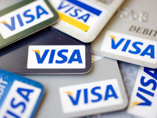 Visa Europe zgodziła się obniżyć opłaty, jakie pobiera od handlowców za transakcje kartami debetowymi. To efekt częściowego porozumienia z europejskimi władzami antytrustowymi.Grupa podała jednak, że jest wciąż daleko od zawarcia z Brukselą ugody w sprawie opłat za używanie kart kredytowych.