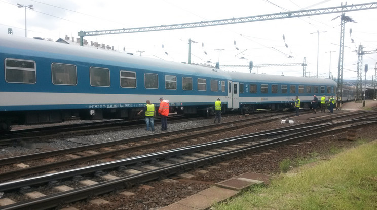 Olvasó-riporterünk szemtanúja volt a szerelvény kisiklásának, és le is fotózta a balesetet / Fotó: Olvasó-riporter