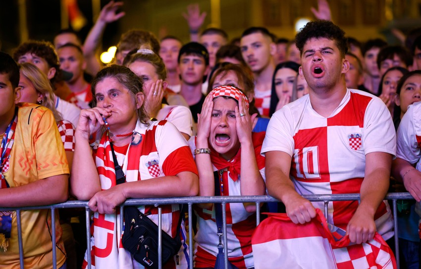 Navijači Hrvatske su u sitne sate pratili prenos utakmice u centru Zagreba - ovo je njihova reakcija posle eliminacije | Foto: ANTONIO BAT/EPA/Shutterstock