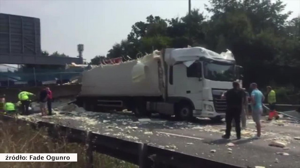 Kładka dla pieszych zawaliła się na autostradzie. Co najmniej jedna osoba jest ranna