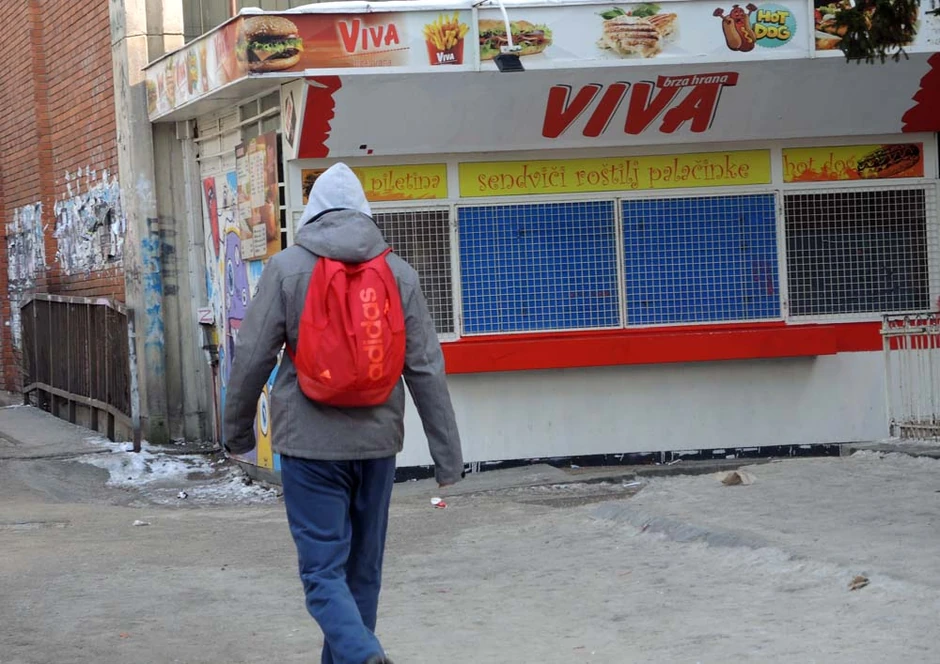 Napadač upao u prodavnicu brze hrane i palicom pretukao vlasnika