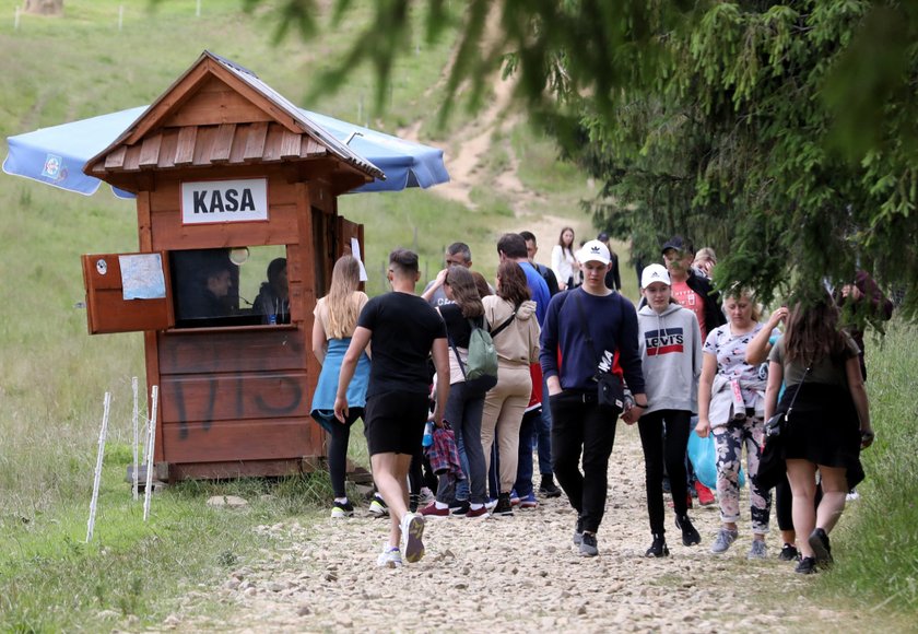 Tłumy na szlaku w pobliżu Zakopanego