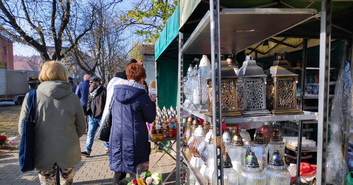 Ile kosztują znicze przed Wszystkimi Świętymi? Ile trzeba wydać? Czy jest drożej niż rok temu? Oto ceny zniczy w 2025 roku