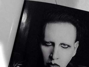 Sokkrocker pózol a luxusmárkának