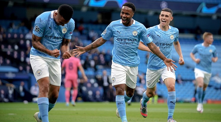 aheem Sterling, a Manchester City játékosa ünnepli a Real Madrid elleni gólját a labdarúgó Bajnokok Ligája nyolcaddöntőjének visszavágó mérkőzésén Manchesterben 2020. augusztus 7-én.