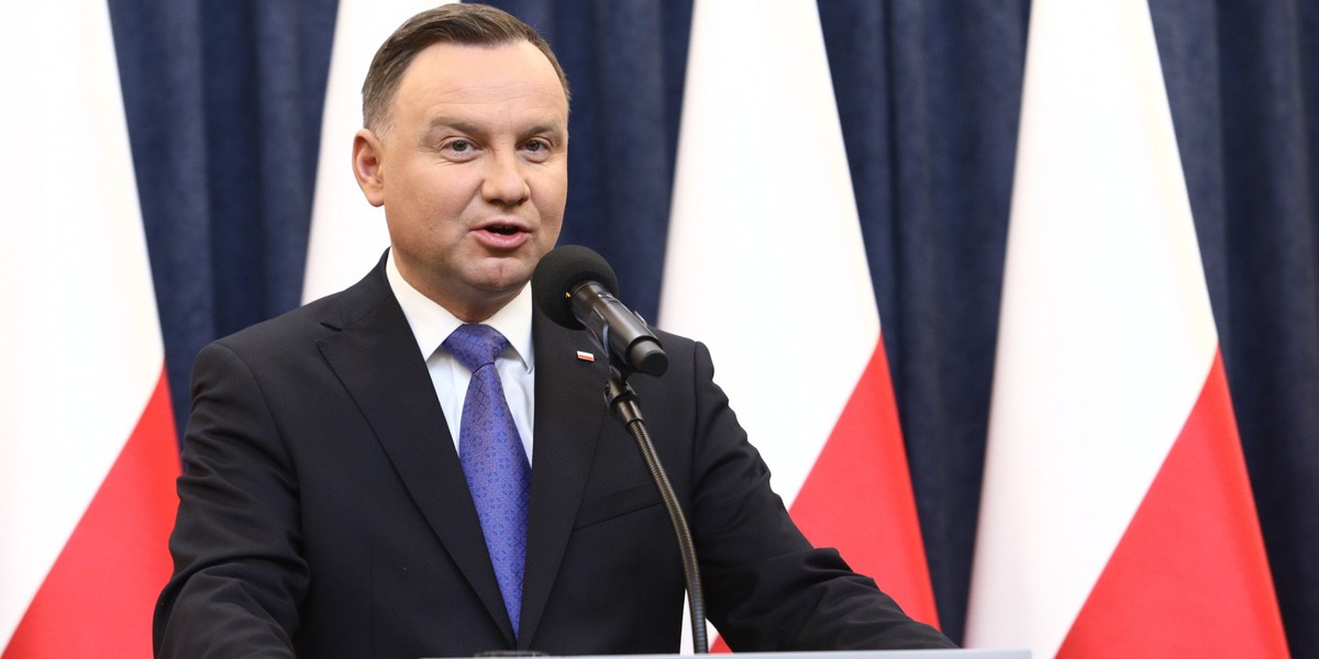 Rozwiązania pomocowe dla pracodawców i pracowników na czas kryzysu będą kosztowały państwo 13 mld zł miesięcznie - poinformował prezydent Andrzej Duda po spotkaniu premierem Mateuszem Morawieckim, ministrer rozwoju Jadwigą Emilewicz, szefową ZUS Gertrudą Uścińską i prezes BGK Beatą Daszyńską-Muzyczką.