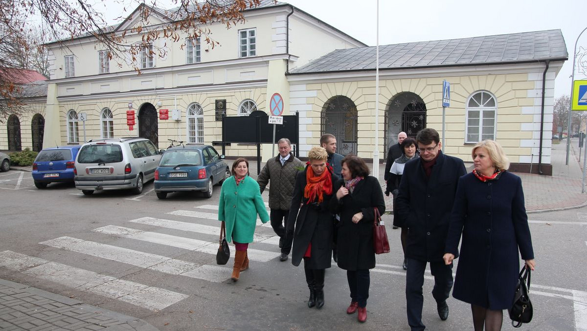 Burmistrz Sejn Arkadiusz Nowalski rozważa rozpisanie referendum w sprawie odwołania rady miasta - dowiedział się Onet. Potrzebuje do tego podpisów przynajmniej 10 proc. mieszkańców. Sprawa dotyczy powstrzymywania przez radnych ważnej dla miasta inwestycji, mogącej dać kilkaset nowych miejsc pracy.