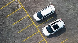 Mniej miejsc postojowych? Nowe przepisy mogą pogłębić parkingowy chaos w miastach