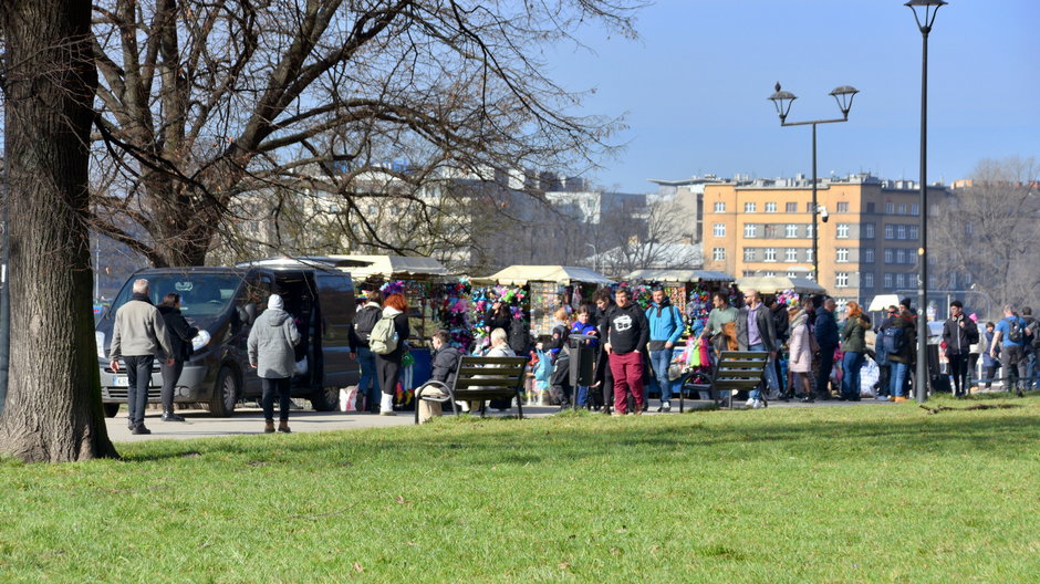 Wiosna w lutym, tłumy ludzi na alejkach spacerowych nad Wisłą pod Wawelem