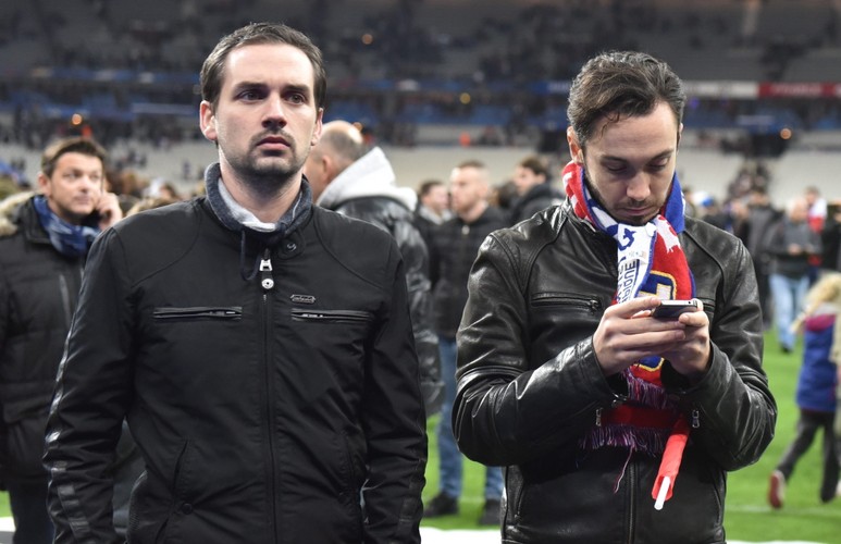Zamachy terrorystyczne w Paryżu. Kibice bali się opuszczać Stade de France