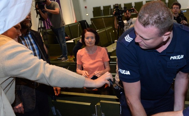 Zarzuty dla mężczyzny, który w SN próbował odebrać broń policjantowi