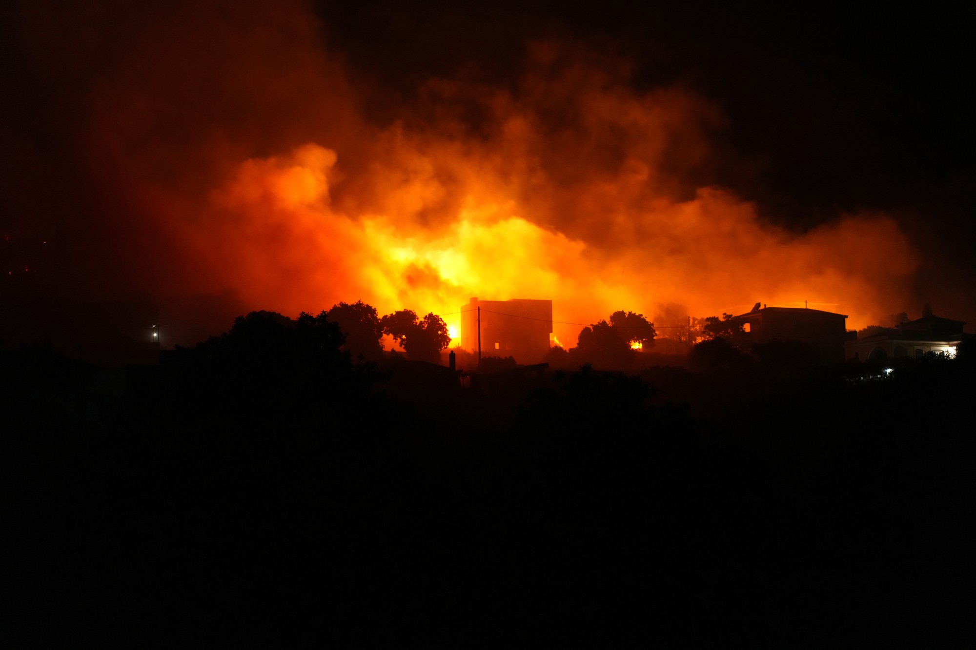 Na gréckom ostrove Chios vypukol lesný požiar. 