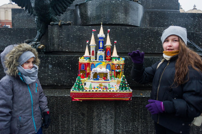 Tradycyjnie szopki ustawiane są pod pomnikiem Adama Mickiewicza