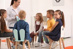 zmniejszenie grup przedszkolnych=mniejsza pensja dla nauczyciela?