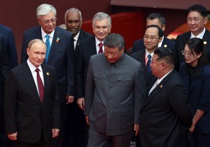 Si Đinping (C) sa Vladimirpom Putinom i Kimom Džong Unom u Pekingu 3. septembra 2025.