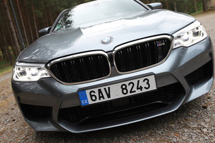 BMW M5 - kosztuje co najmniej pół miliona i jest jednym z najszybszych sedanów świata