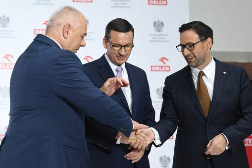 Premier Mateusz Morawiecki (w środku), wicepremier, minister aktywów państwowych Jacek Sasin (z lewej) i prezes PKN Orlen Daniel Obajtek.