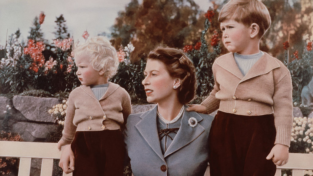 Elżbieta II z dziećmi: księżniczką Anną i księciem Karolem w 1952 r.