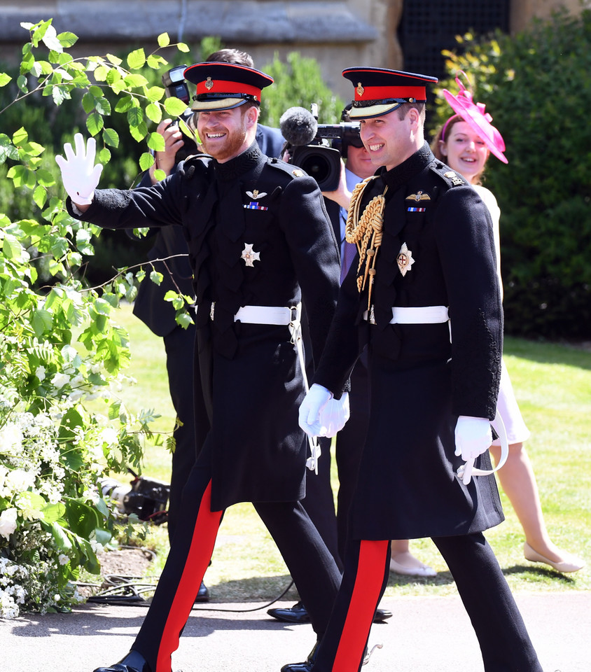 Książę Harry w mundurze na ślubie z Meghan Markle