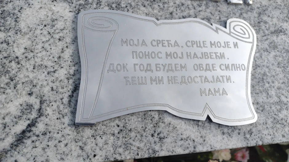 Poruka na spomeniku ispod slike nastradalog Andreja Prenkljušaja