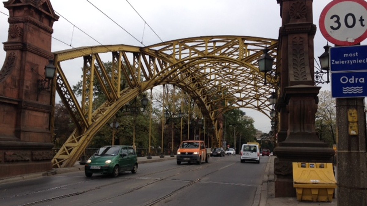 Wstydu nie będzie. Jeszcze przed siatkarskimi mistrzostwami świata z mostu Zwierzynieckiego we Wrocławiu zniknie dziurawa nawierzchnia. Drogowcy wyremontują też torowisko. Na kapitalny remont przeprawa musi poczekać jednak dobrych kilka lat, bo pilnych napraw wymagają też inne wiadukty i mosty, których w mieście nie brakuje.