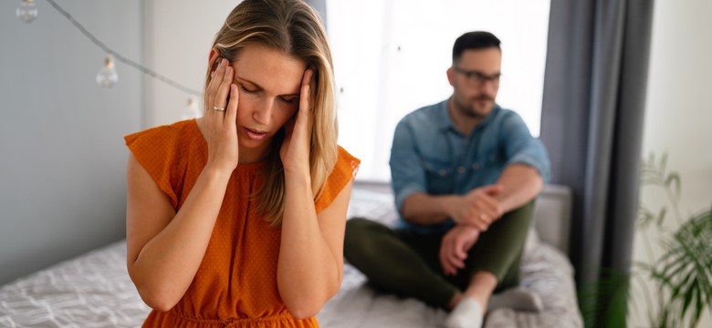 Przemoc psychiczna w związku. Gaslighting niszczy i odbiera sprawczość [ROZMOWA]