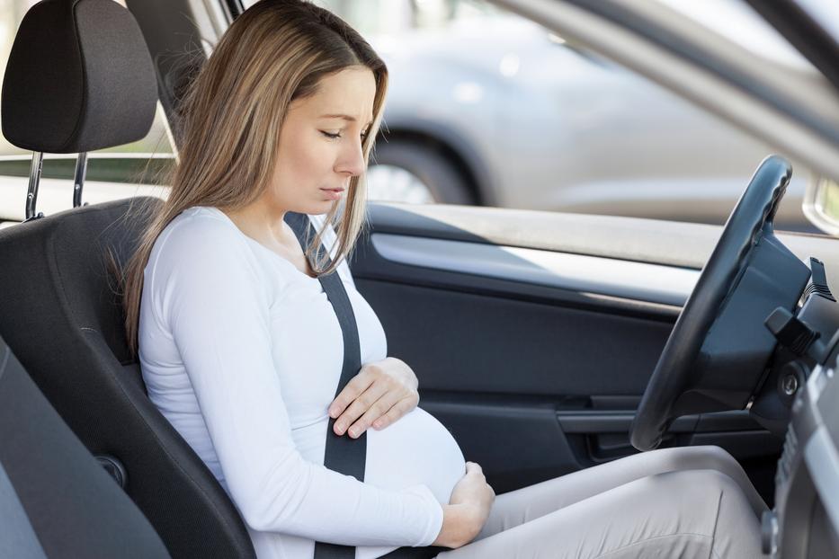 A terhes nő az autóban szült meg / fotó: Thinkstock