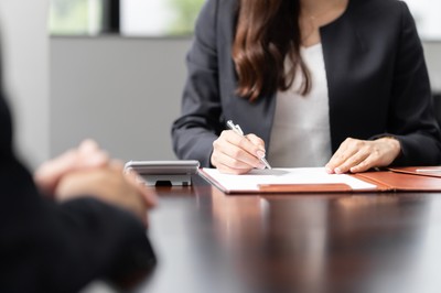 Darowizny na celowniku skarbówki. Ten jeden błąd może się skończyć finansową katastrofą